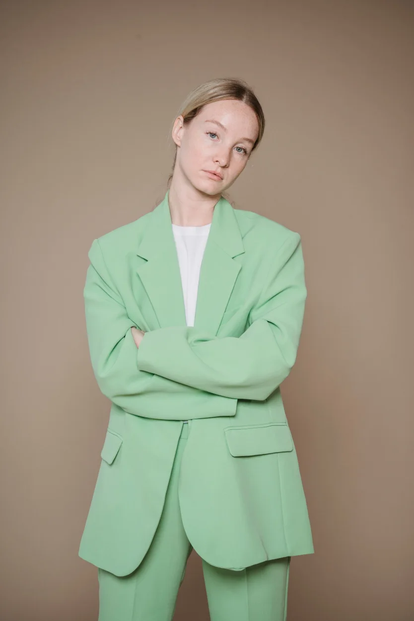 Persoon in een lichtgroene blazer